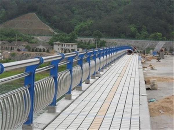 四川不锈钢桥梁护栏的特性及其在现代建筑中的应用